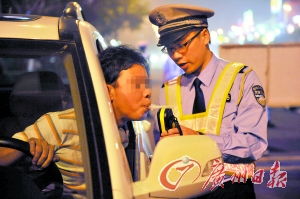 佛山车主呼唤规范 汽车代驾服务亟待行业标准与信任重塑